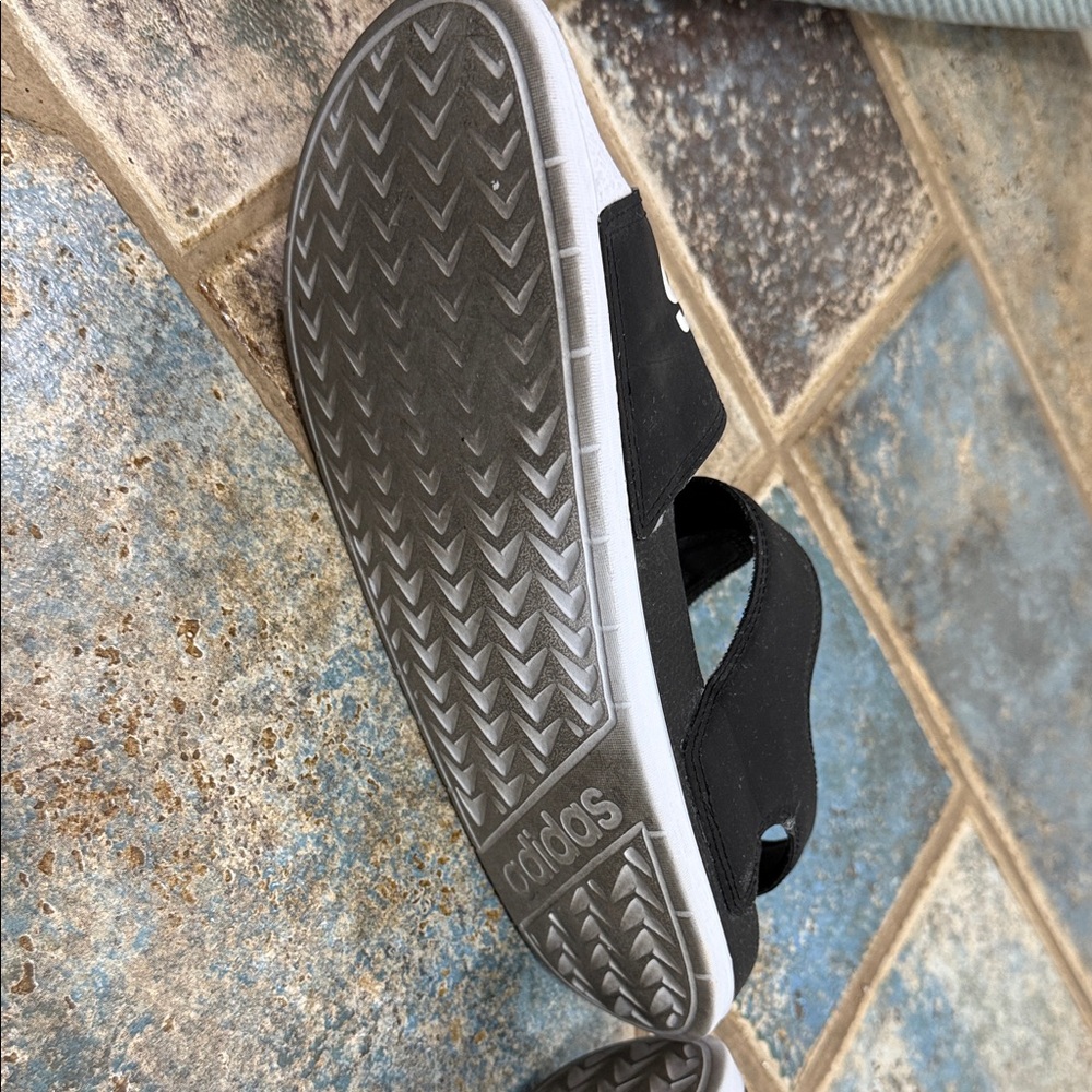 Adidas  women’s size 8 Black and White Sandals - Picture 4 of 6